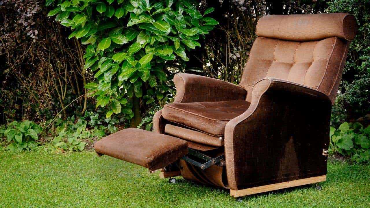 Recliner that's been kicked to the curb